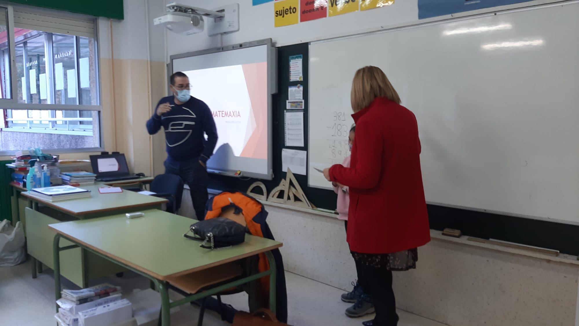 A alcaldesa de Redondela visita un colexio polo Mes da Ciencia
