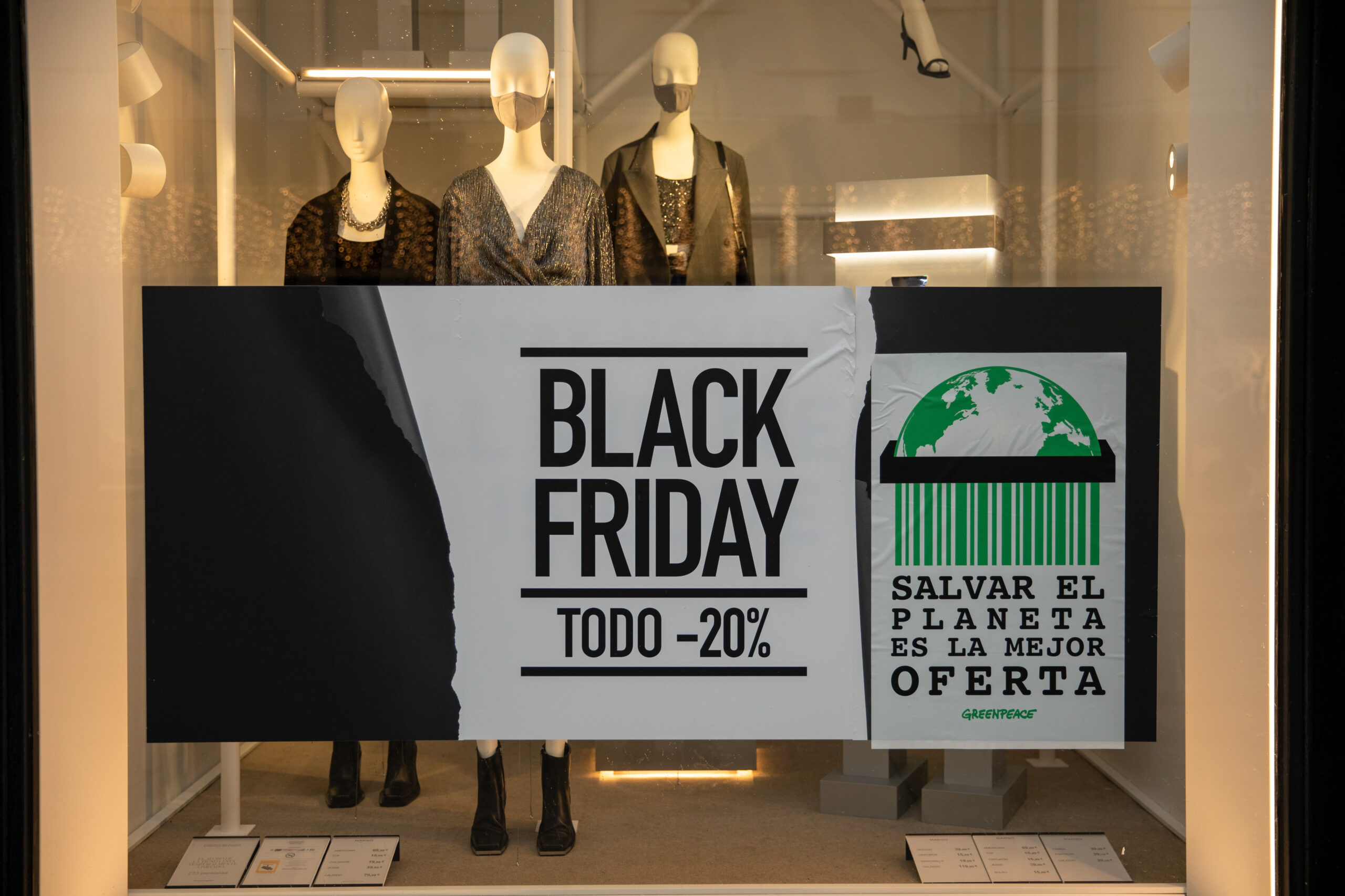 Greenpeace destapa el 'lado oscuro' del Black Friday y como "destruye" el planeta