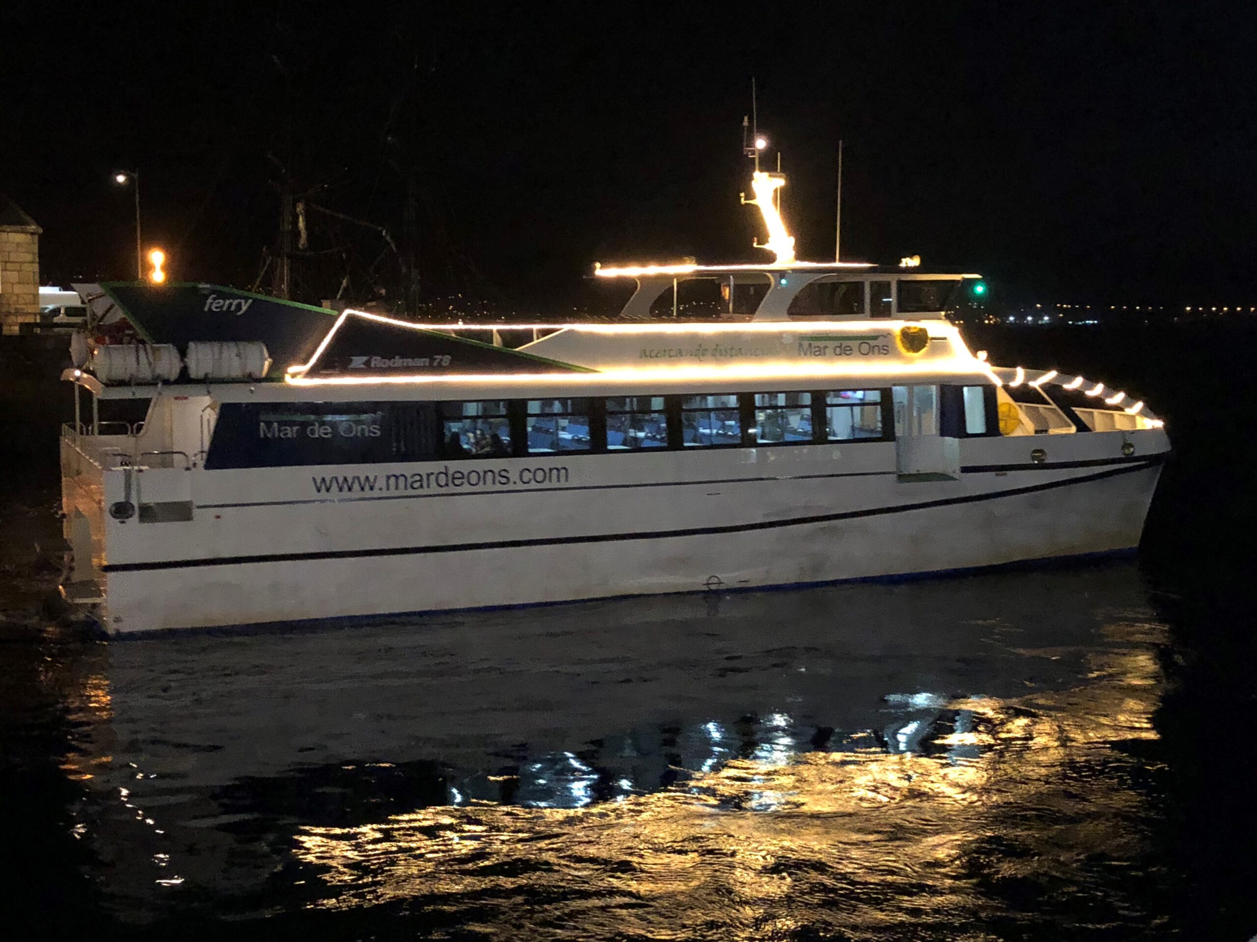 Más barcos entre Cangas y Vigo