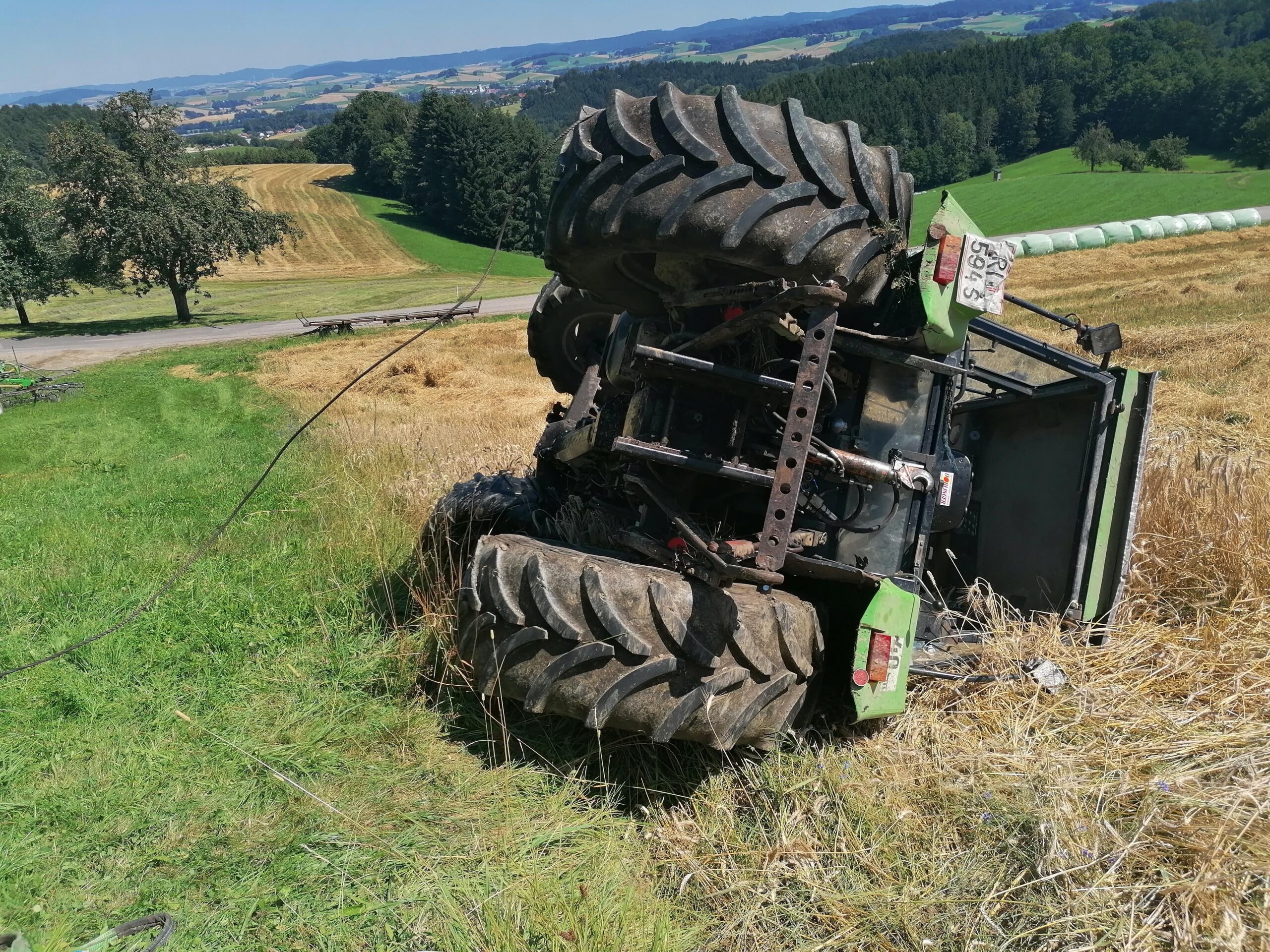 Un hombre de 75 años muere al volcar el tractor que conducía, en Baños de Molgás