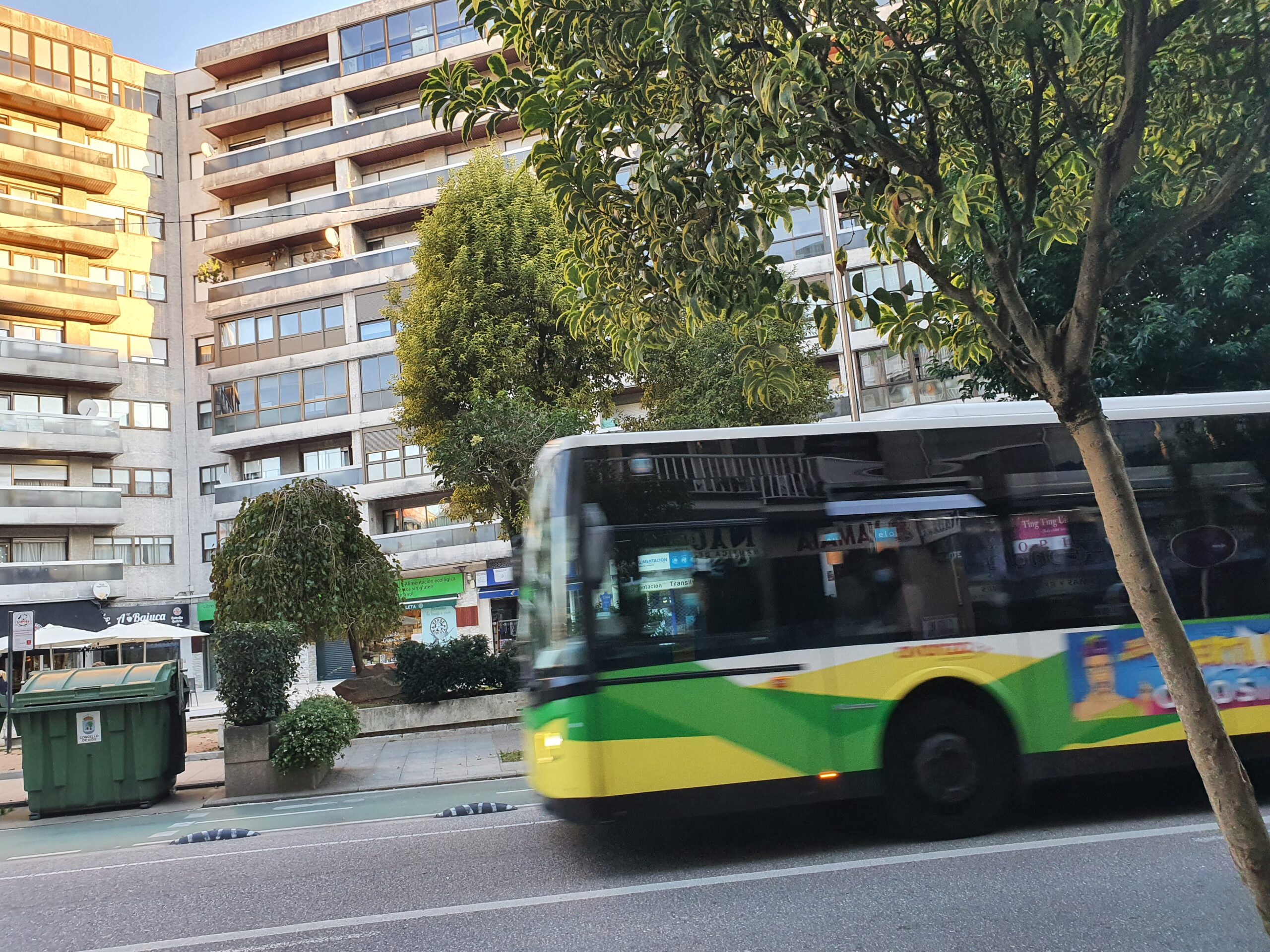 Vitrasa dice que sólo negociará un convenio con recorte de sueldos