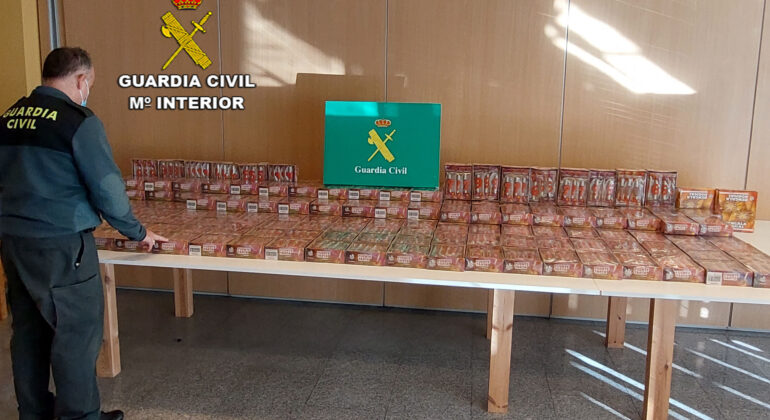 La Guardia Civil interviene 4.448 unidades de artificios pirotécnicos en Mos