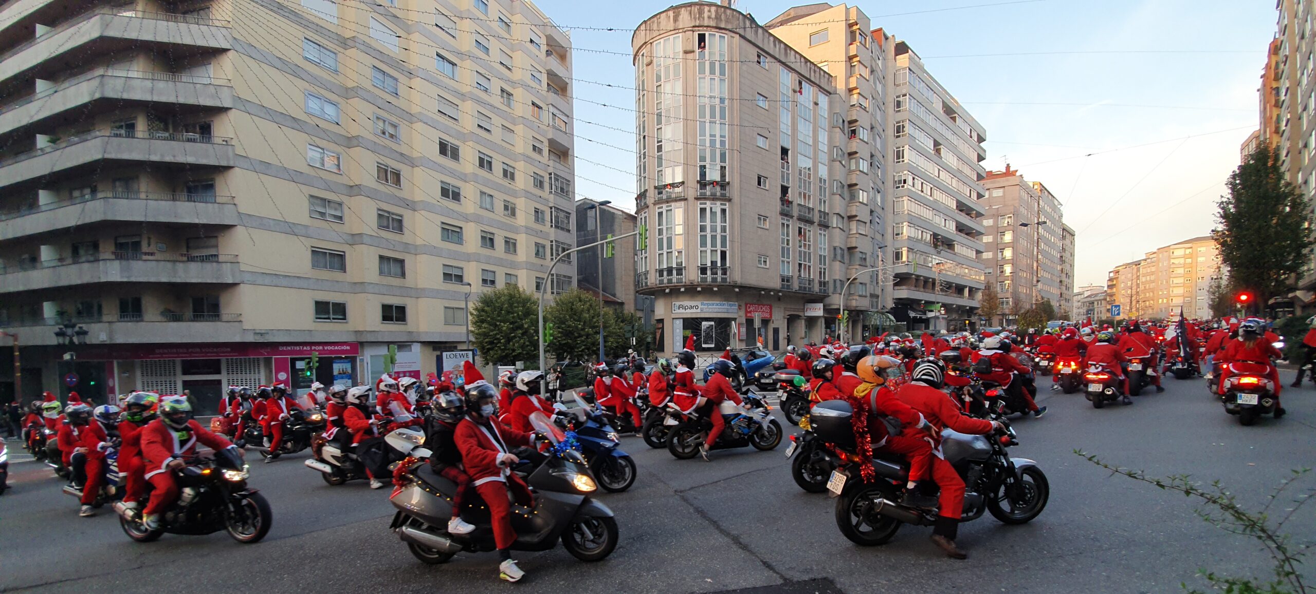 Los miles de participantes en la 'Papanoelada Motera' hacen rugir la Navidad de Vigo