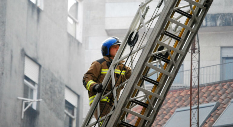 El Concello tendrá que abonar 700.000€ a los bomberos el exceso de jornada no reconocido