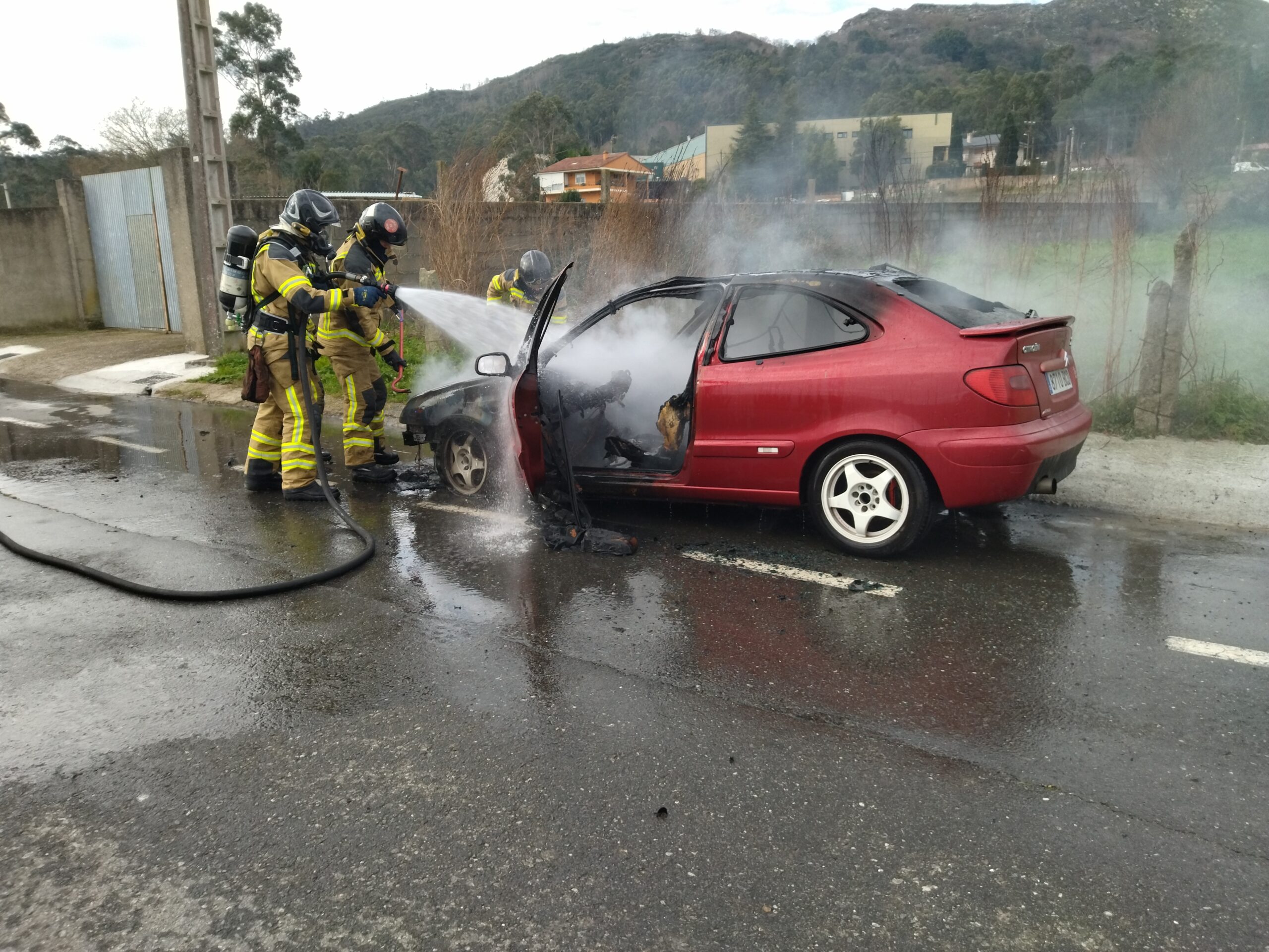 Arde un coche en la Estrada da Garrida