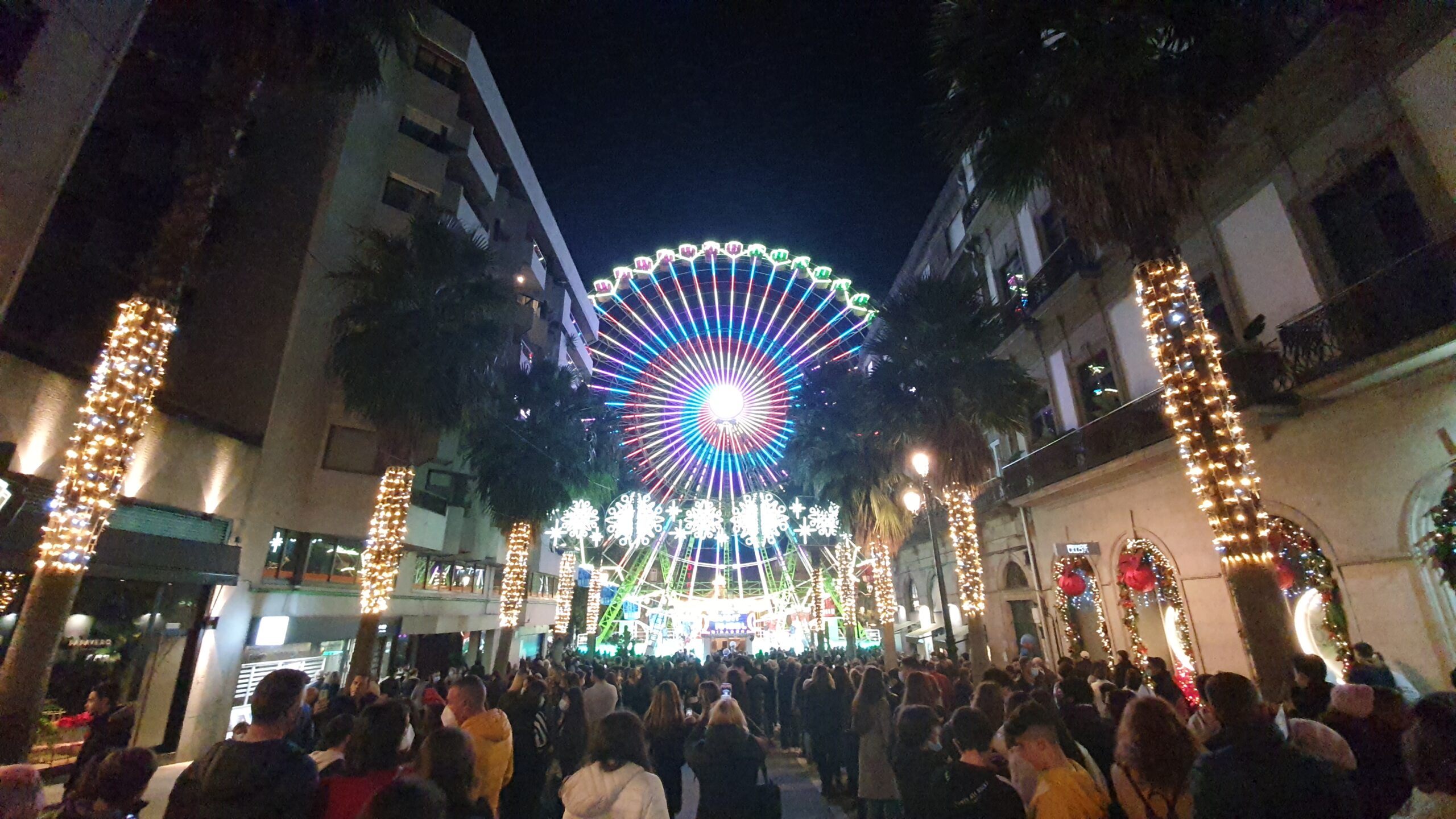 Vecinos de Zona Centro piden paralizar el montaje de las instalaciones navideñas que no tienen licencia