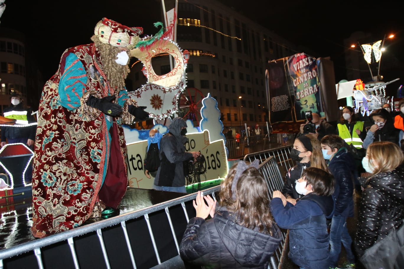 Decenas de miles de vigueses saludan a Melchor, Gaspar y Baltasar que dejarán sus regalos esta noche