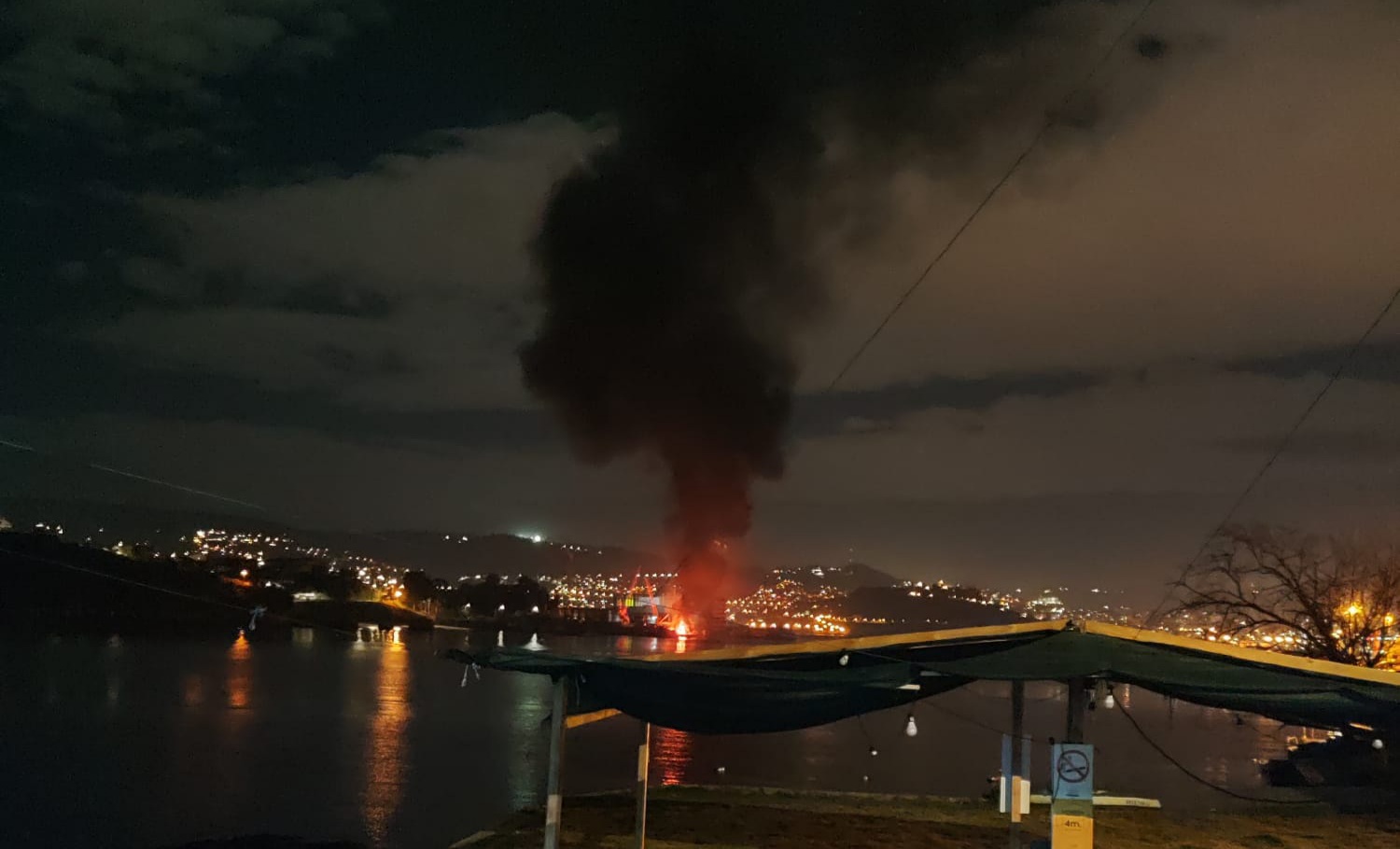 Arden dos embarcaciones en el puerto de Meira