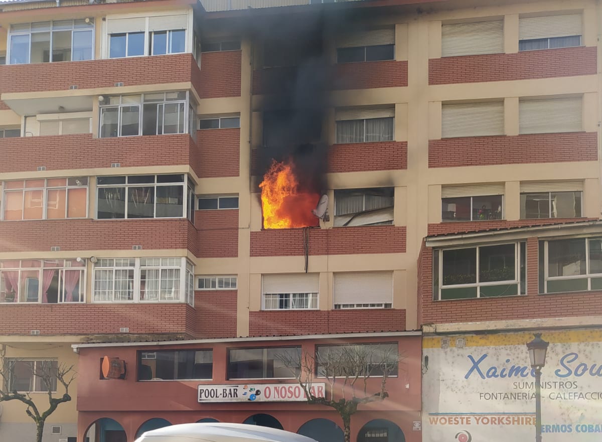 Al menos, una persona herida en un incendio en el centro de Ponteareas