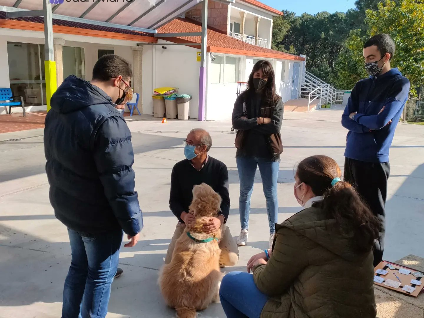 Nigrán ofrece 'terapia canina' todo o ano al alumnado do centro 'Juan María'