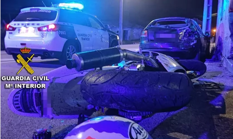 Un motorista muere al salirse de la calzada y chocar contra un coche aparcado