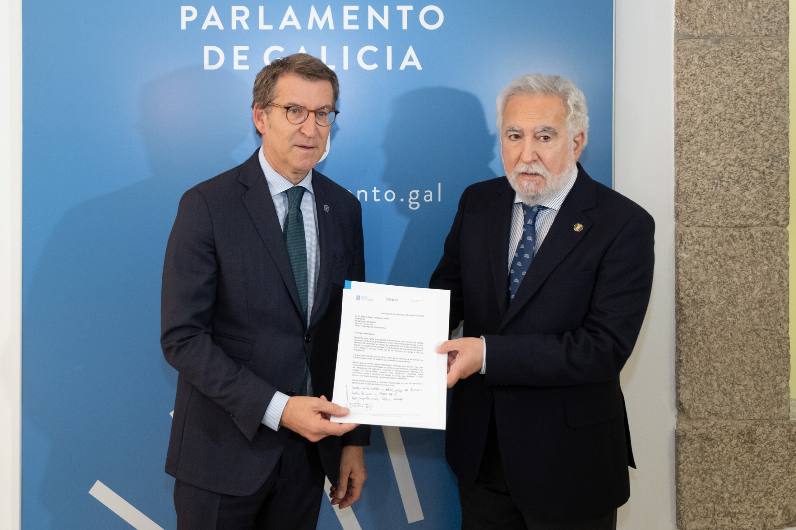 Feijóo entrega su dimisión al presidente del Parlamento de Galicia