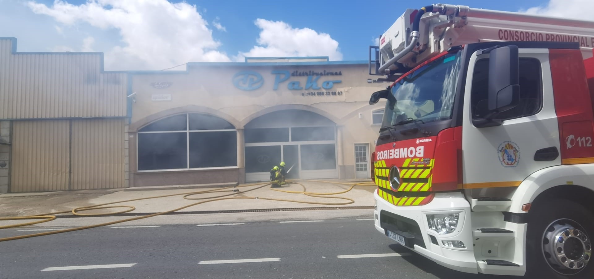 Arde una nave industrial en el Polígono de A Granxa, en O Porriño