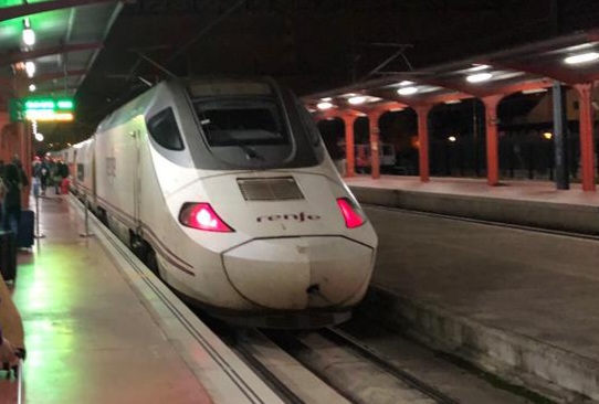 Renfe ofrece 28.500 plazas en AVE y Alvia entre Galicia y Madrid para viajar este puente