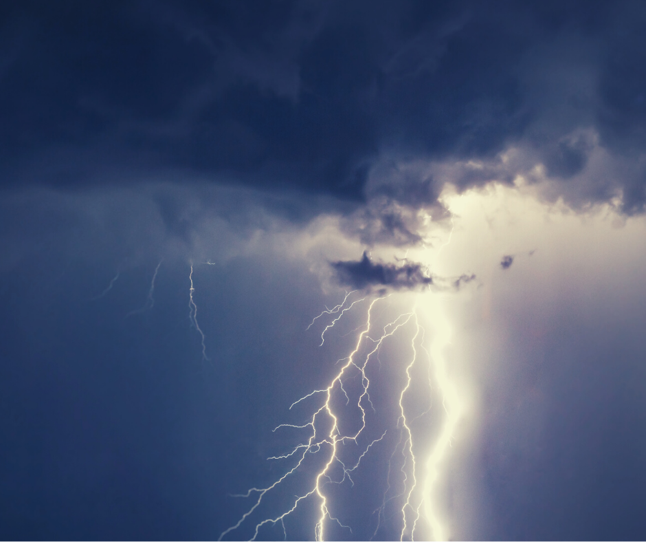 Más de 1.000 rayos esta madrugada en la que el viento superó los 100km/h