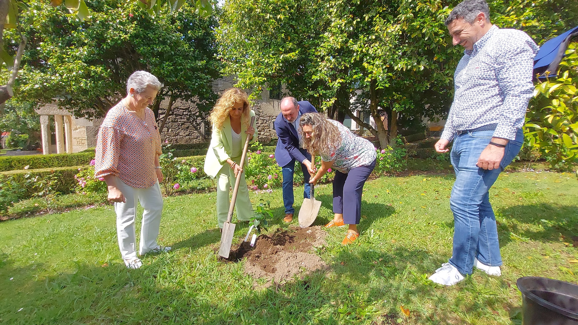 A Deputación entrega á Fundación Rosalía 40 camelias co nome da autora