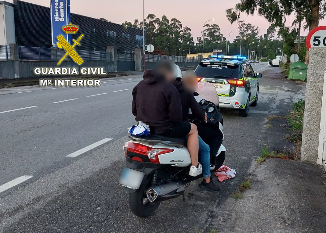 Interceptados tres en una moto, el piloto sin seguro, sin carné y positivo en alcohol