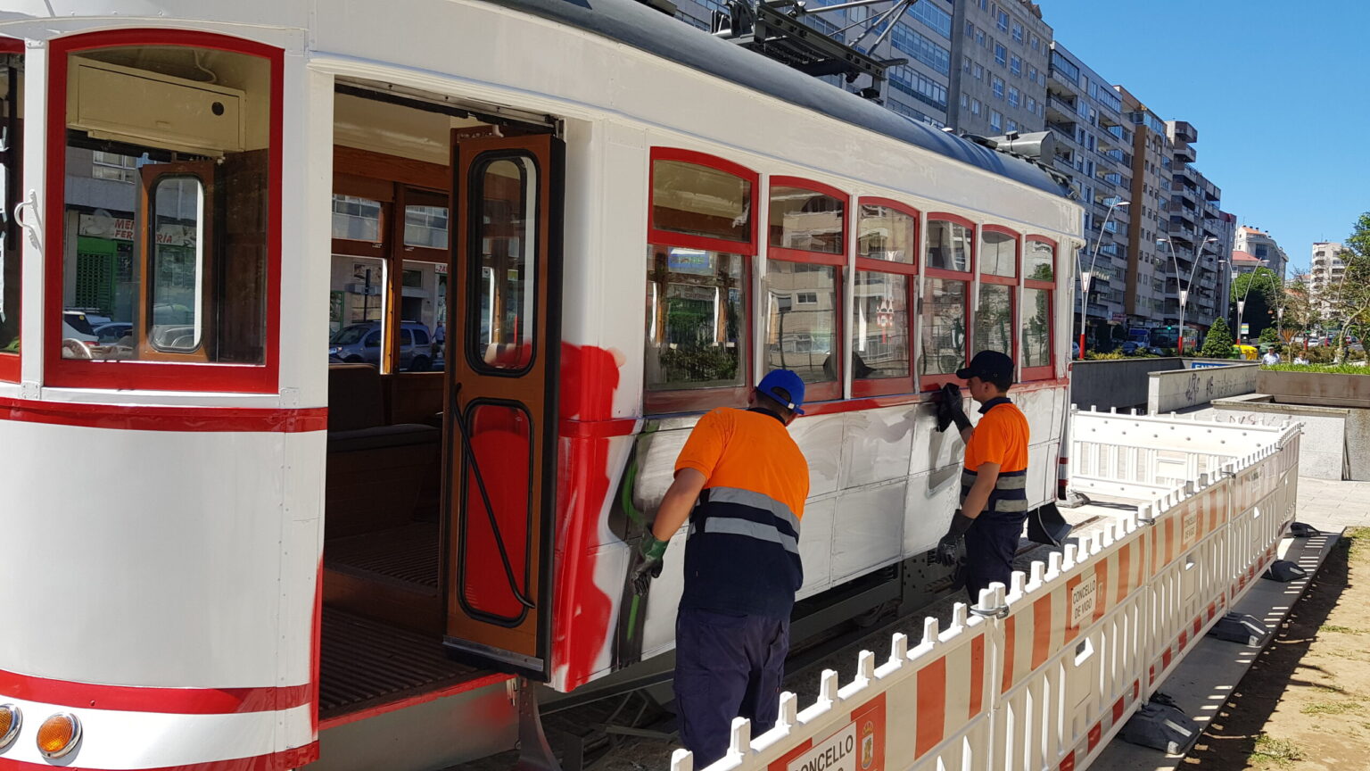 Empiezan las obras para meter en vagón del tranvía en una caja transparente