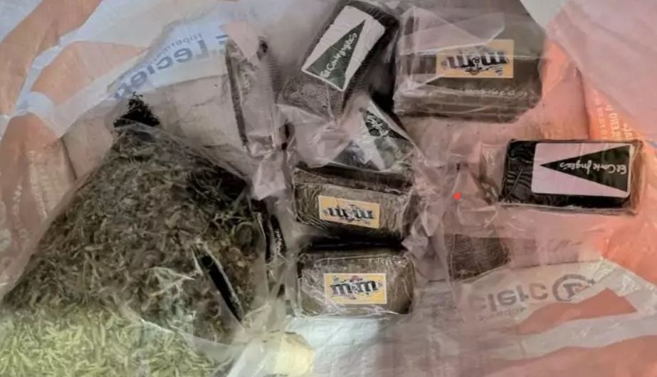 Tira 2 kilos de droga por la ventanilla y huye a toda velocidad al ser sorprendido por la Guardia Civil