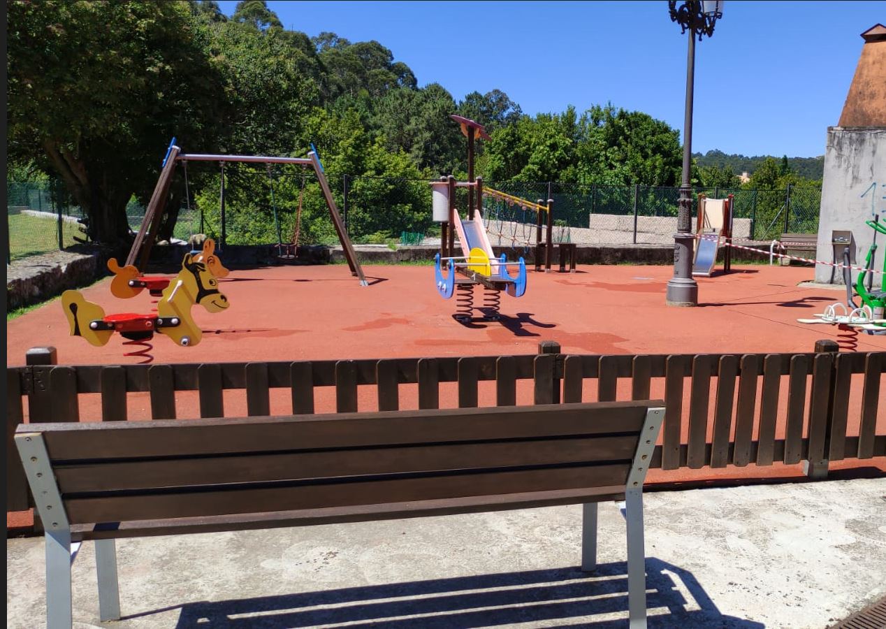 Baiona repara el parque infantil y de biosaludables del centro cultural de Baredo
