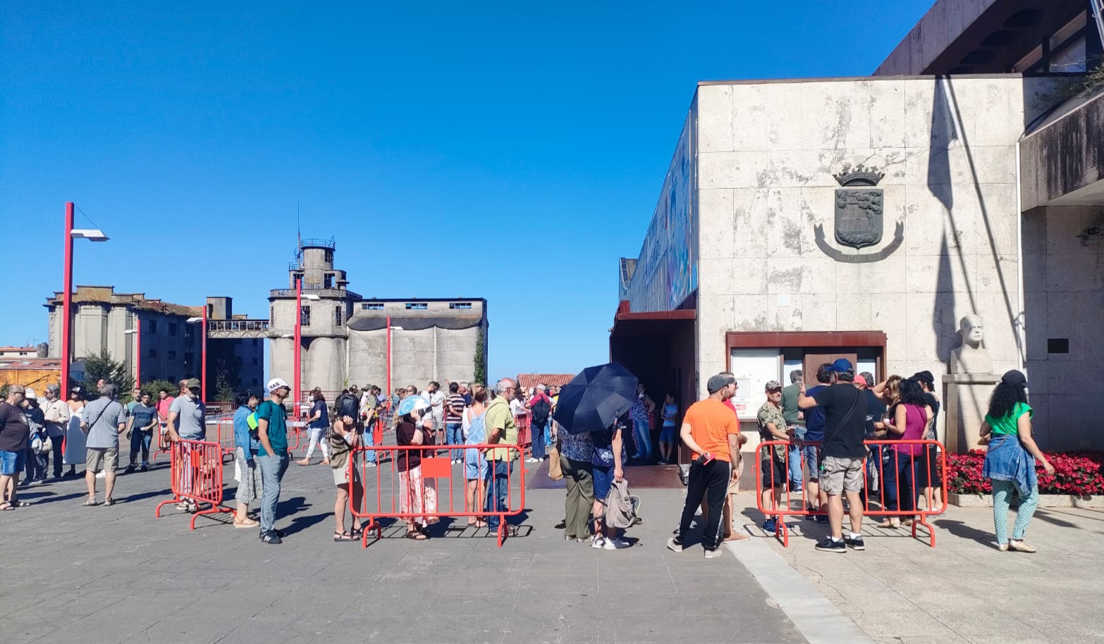 Achicharrados al sol por una entrada para el concierto de Sting en Vigo