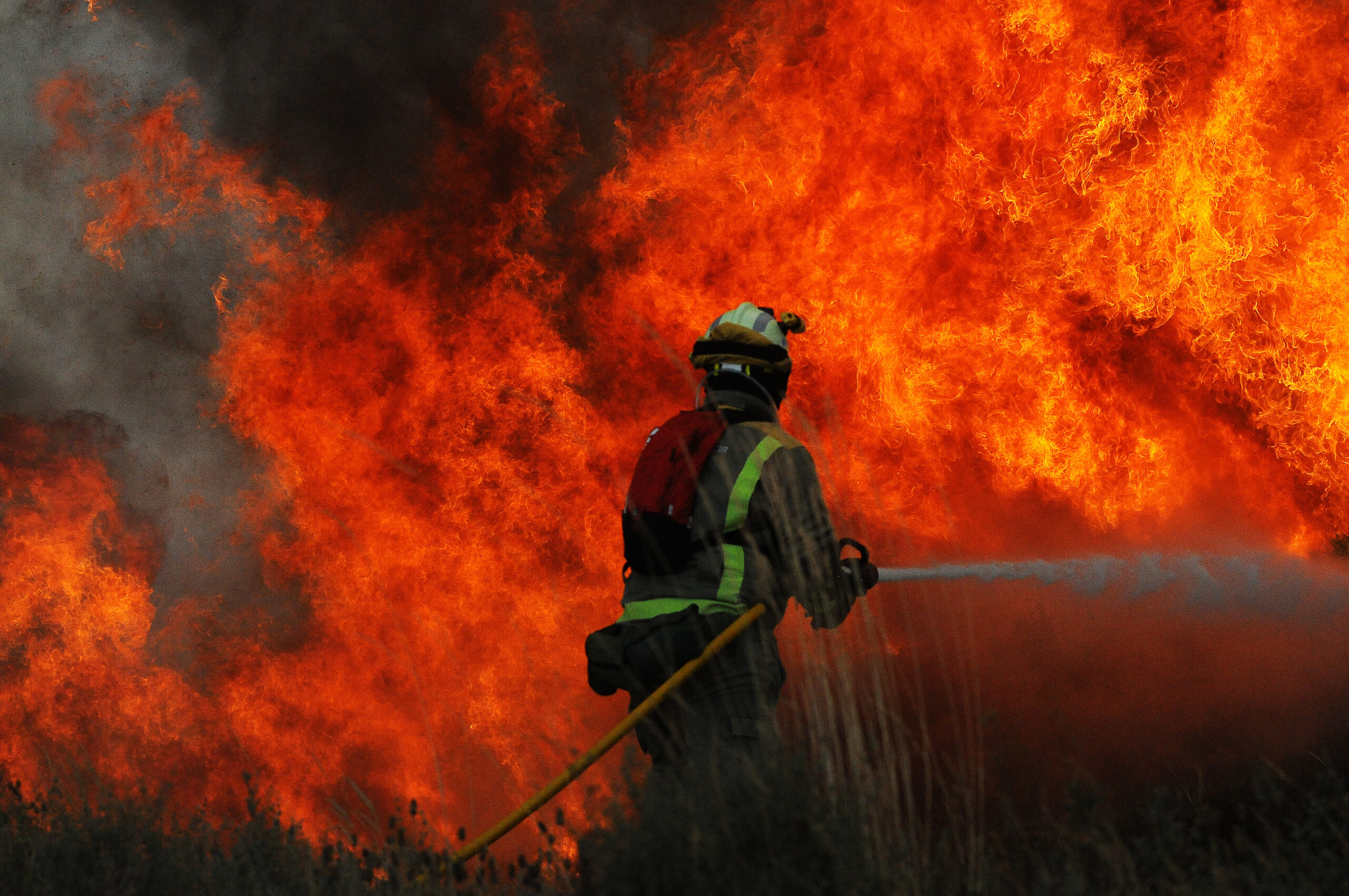 Extinguido el fuego que quemó por completo las gabarras de cuatro camiones, en Redondela