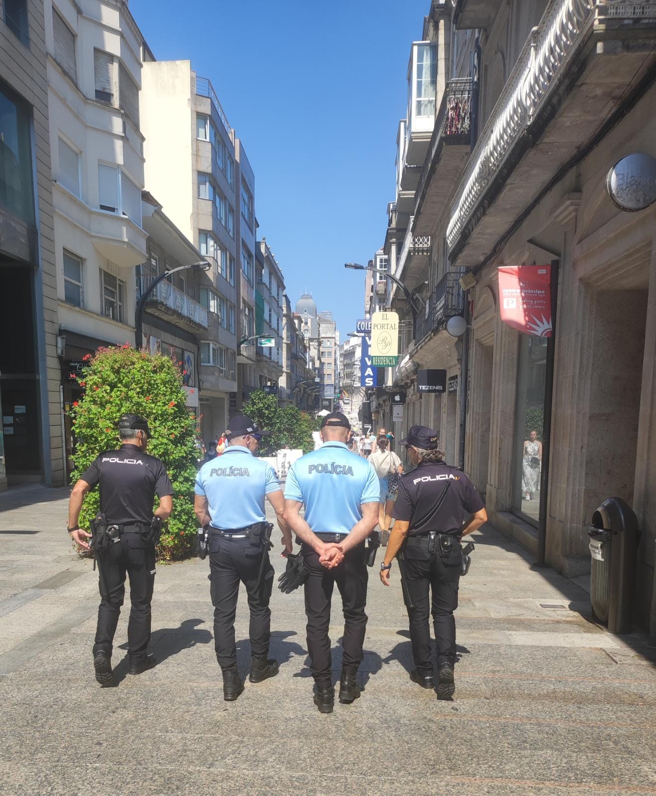 Agentes de la Policía Nacional y de la Policía de Portugal patrullan juntos en Vigo