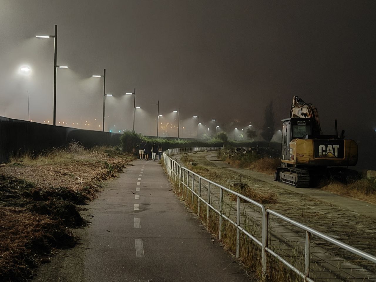 El paseo que rodea la terminal de coches de Bouzas, compartido por peatones y bicis