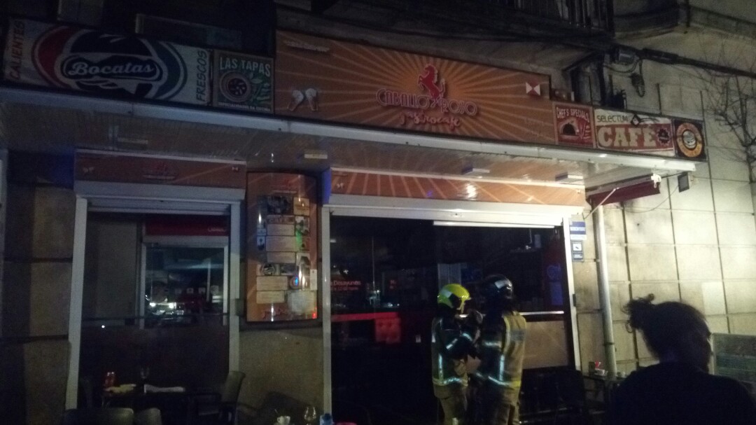 Un incendio quema la cocina de una cafetería de la rúa Venezuela