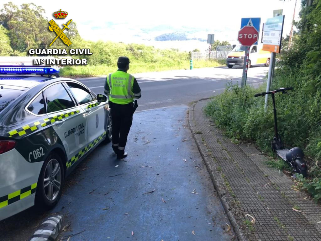 Circulaba en 'patinete' por una carretera, en sentido contrario, bebido y sin casco