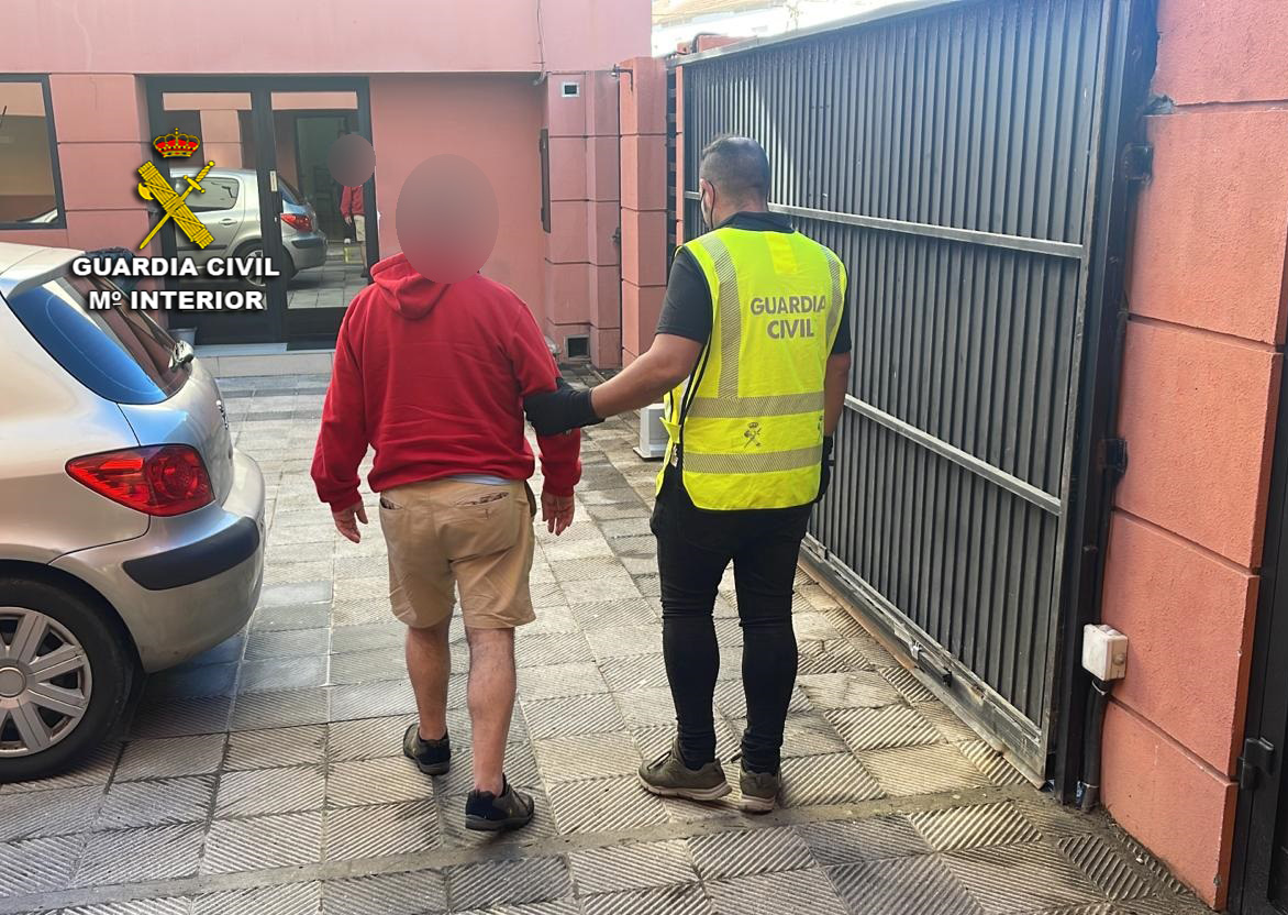 Arrestado un vecino de Vigo por robos en 20 coches estacionados en Cangas y Bueu