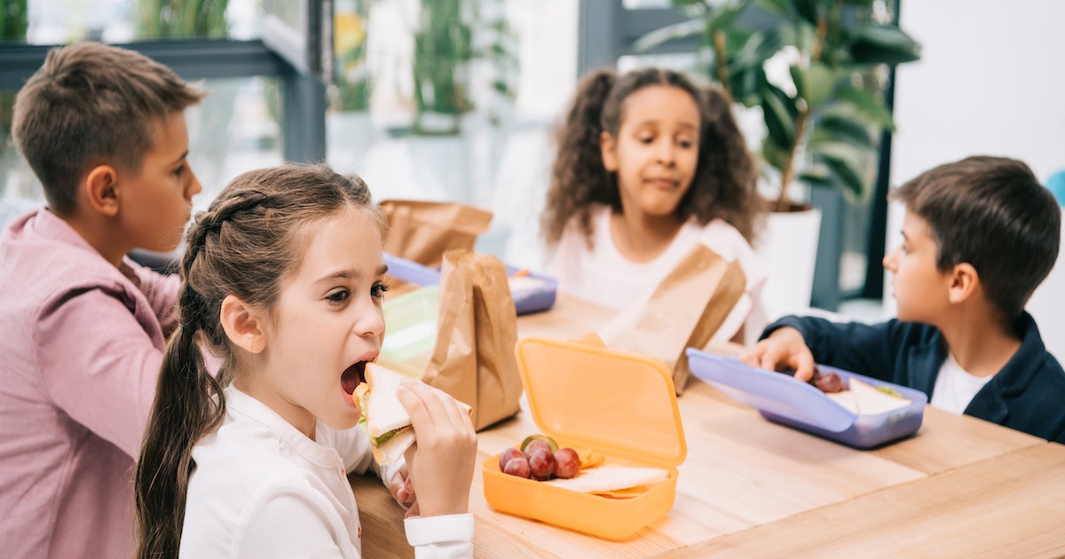 La concejala de Bienestar garantiza que los niños con beca pueden comer en el colegio