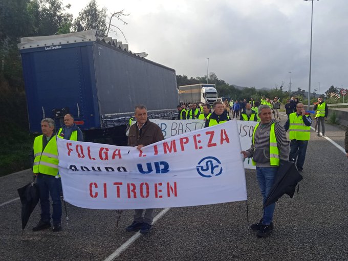 Os traballadores de limpeza de contedores de Stellantis Vigo cumpren 24 días en folga