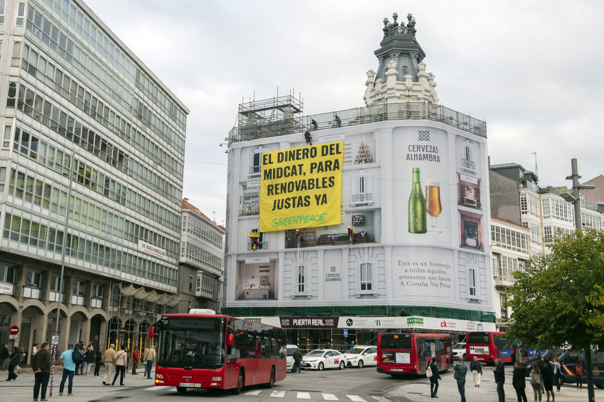 Acción de Greenpeace antes Sánchez y Scholz, en A Coruña, en contra del gaseoducto MidCat