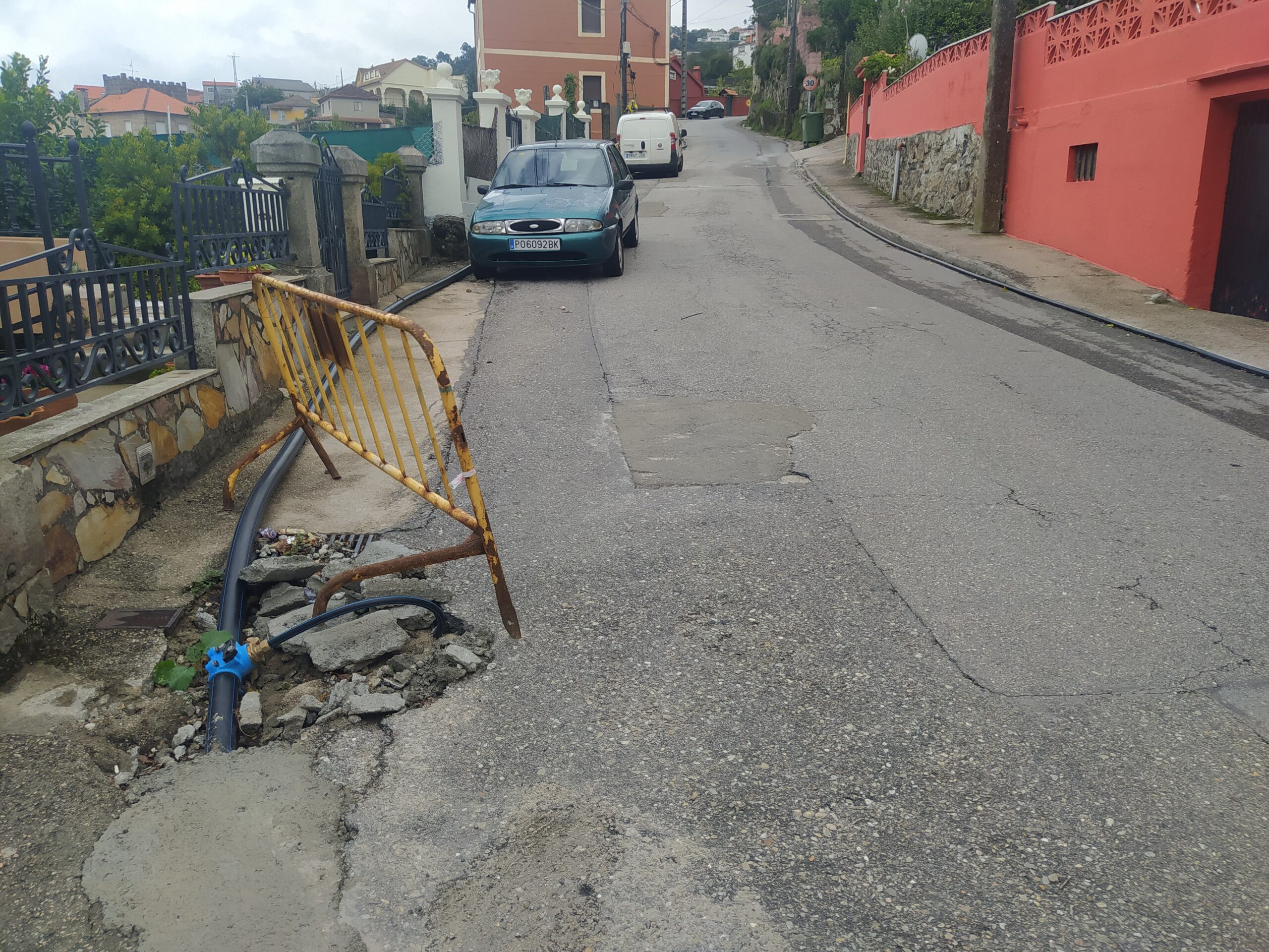 Veciños de Teis demandan a renovación do abastecemento da rúa Párroco Don Serafín