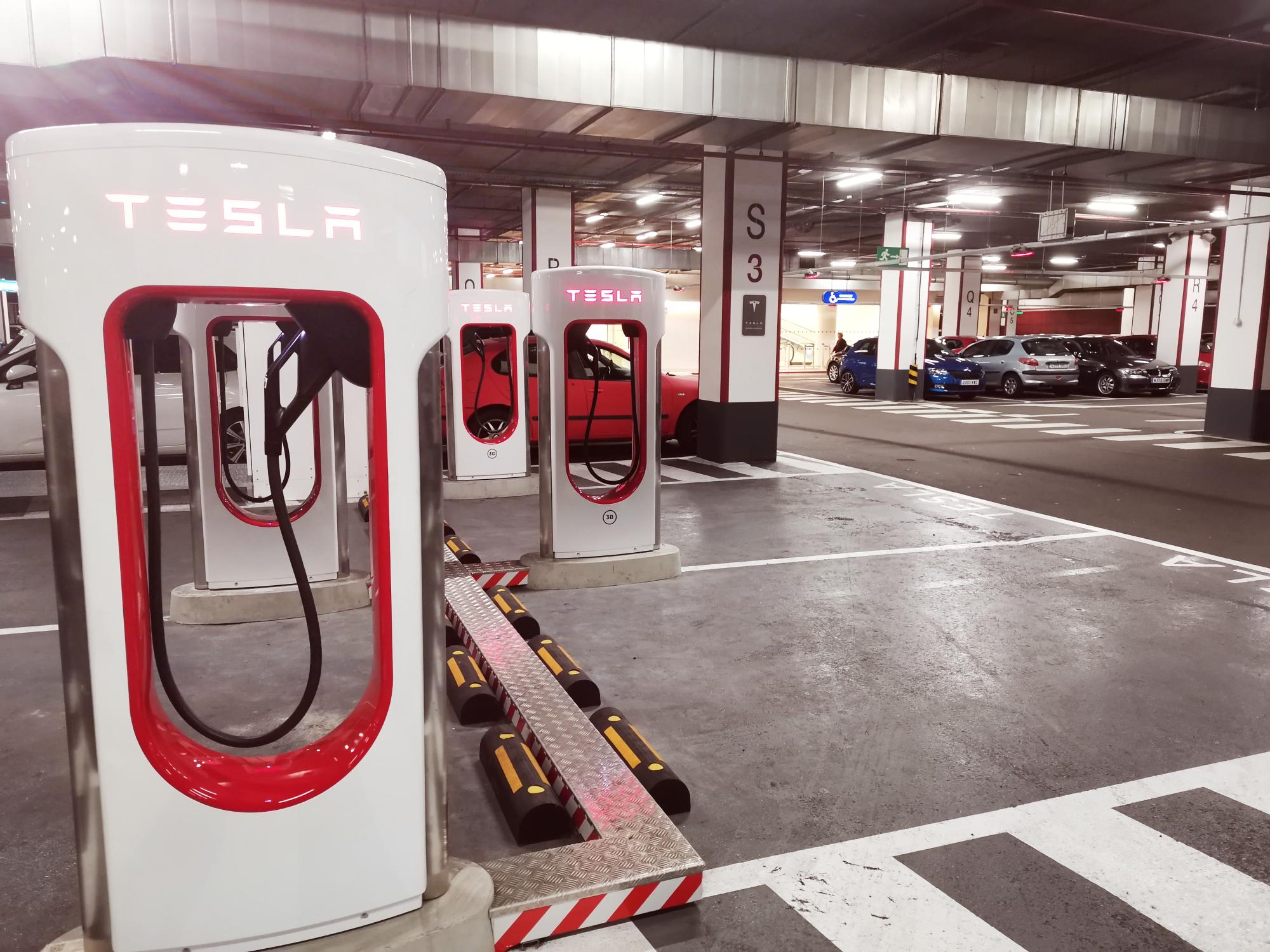 El Centro Comercial Gran Vía de Vigo abre una estación de súper cargadores TESLA