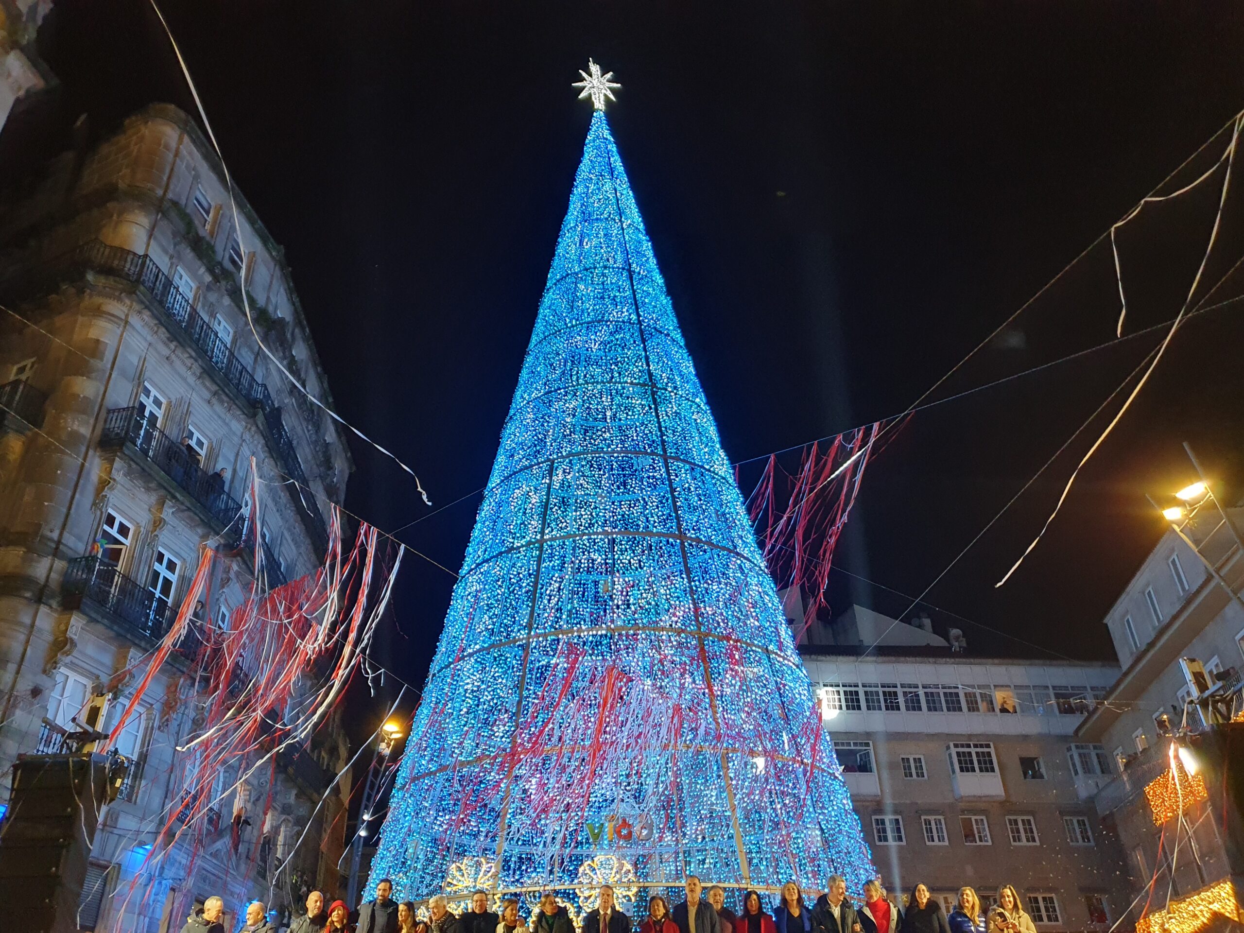 El árbol de Navidad de Vigo ya no es el más alto... le ha quitado el 'título' el de Ourense