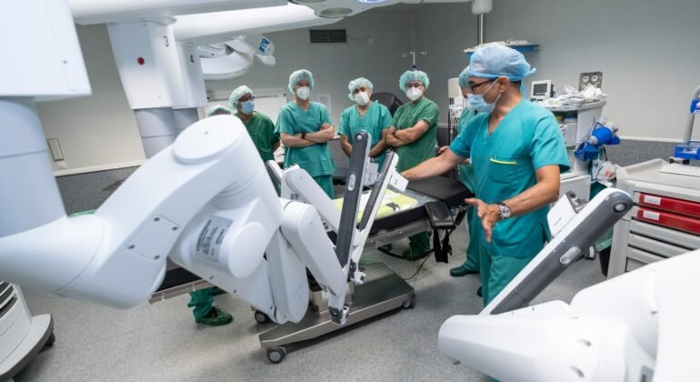 Ciruxáns da Área de Vigo fixeron xa 50 operacións de obesidade co robot 'Da Vinci'
