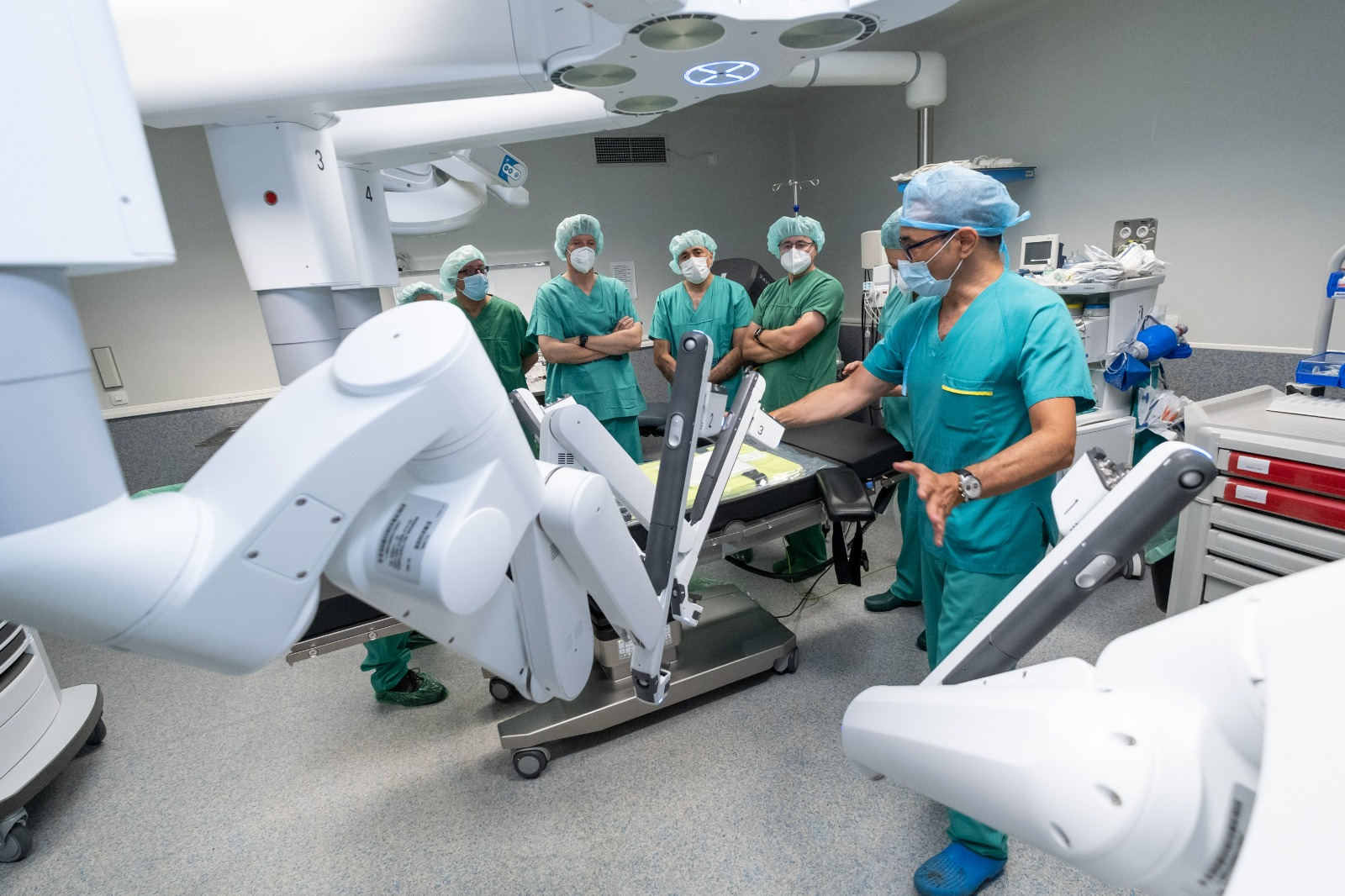 Ciruxáns da Área de Vigo fixeron xa 50 operacións de obesidade co robot 'Da Vinci'