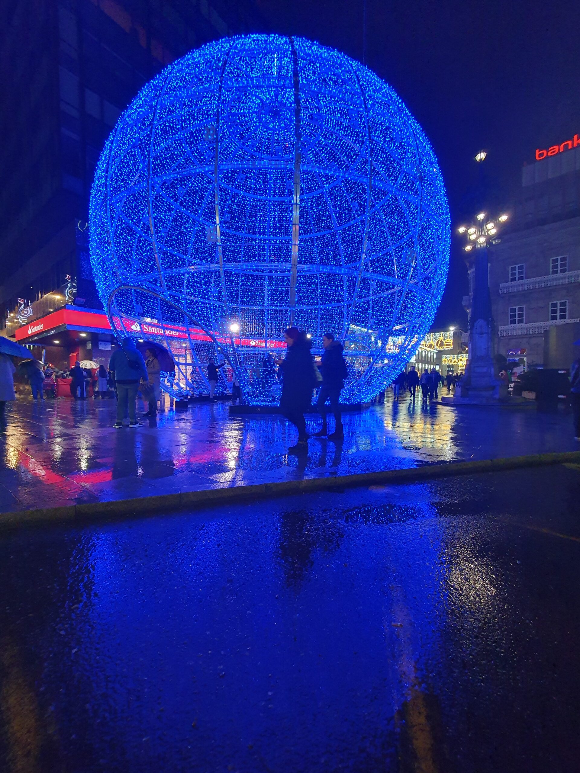 El alcalde anuncia que las luces se apagarán este domingo y los hosteleros piden más días