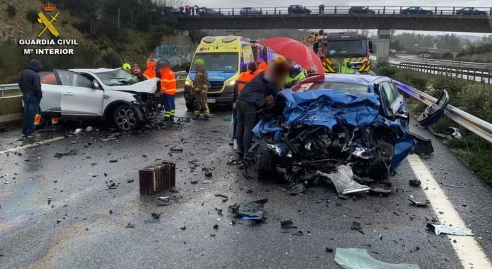 Un vecino de Vigo muere y su mujer y su hija resultan heridos en un accidente de tráfico