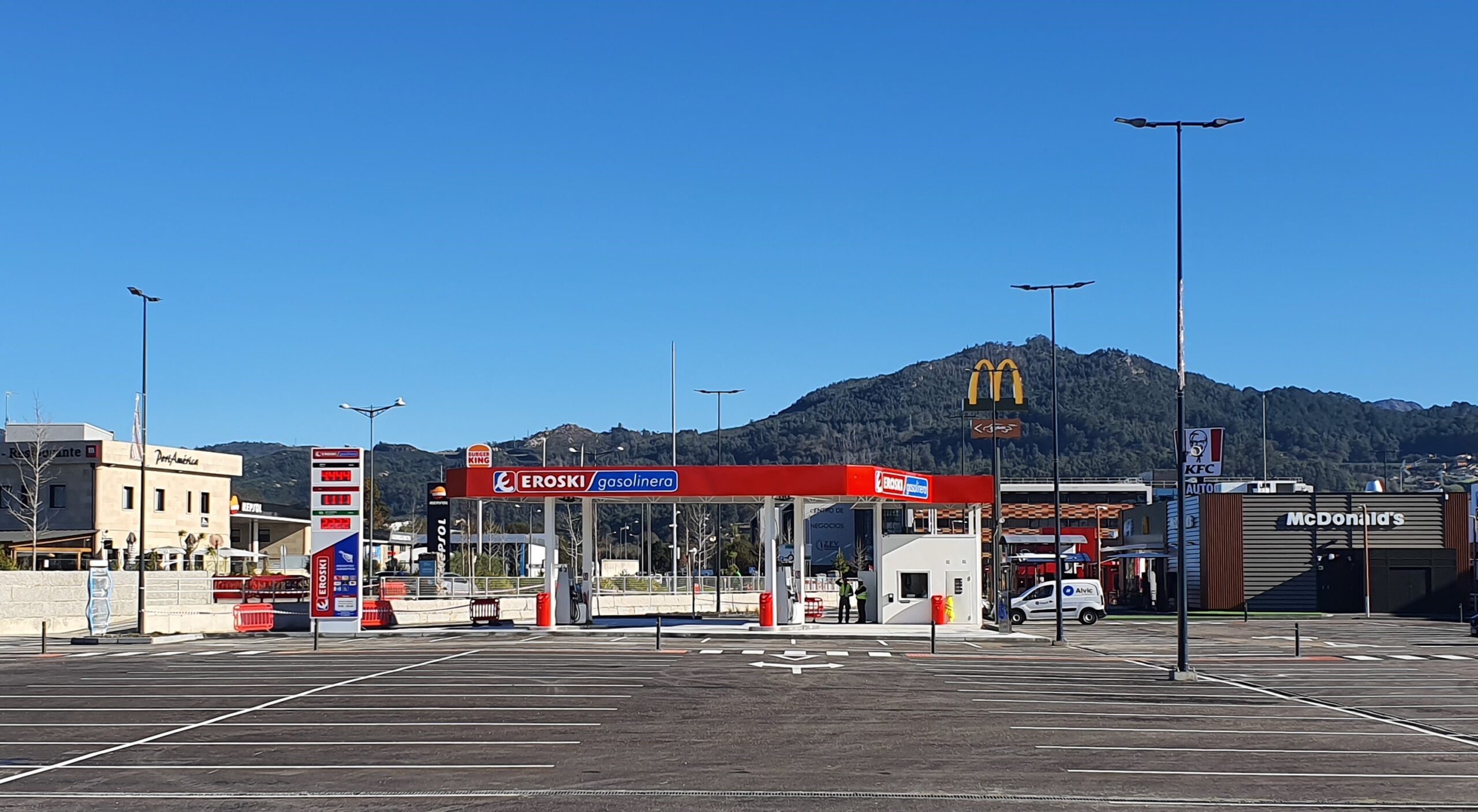 Abierta la nueva gasolinera de Eroski, en Nigrán