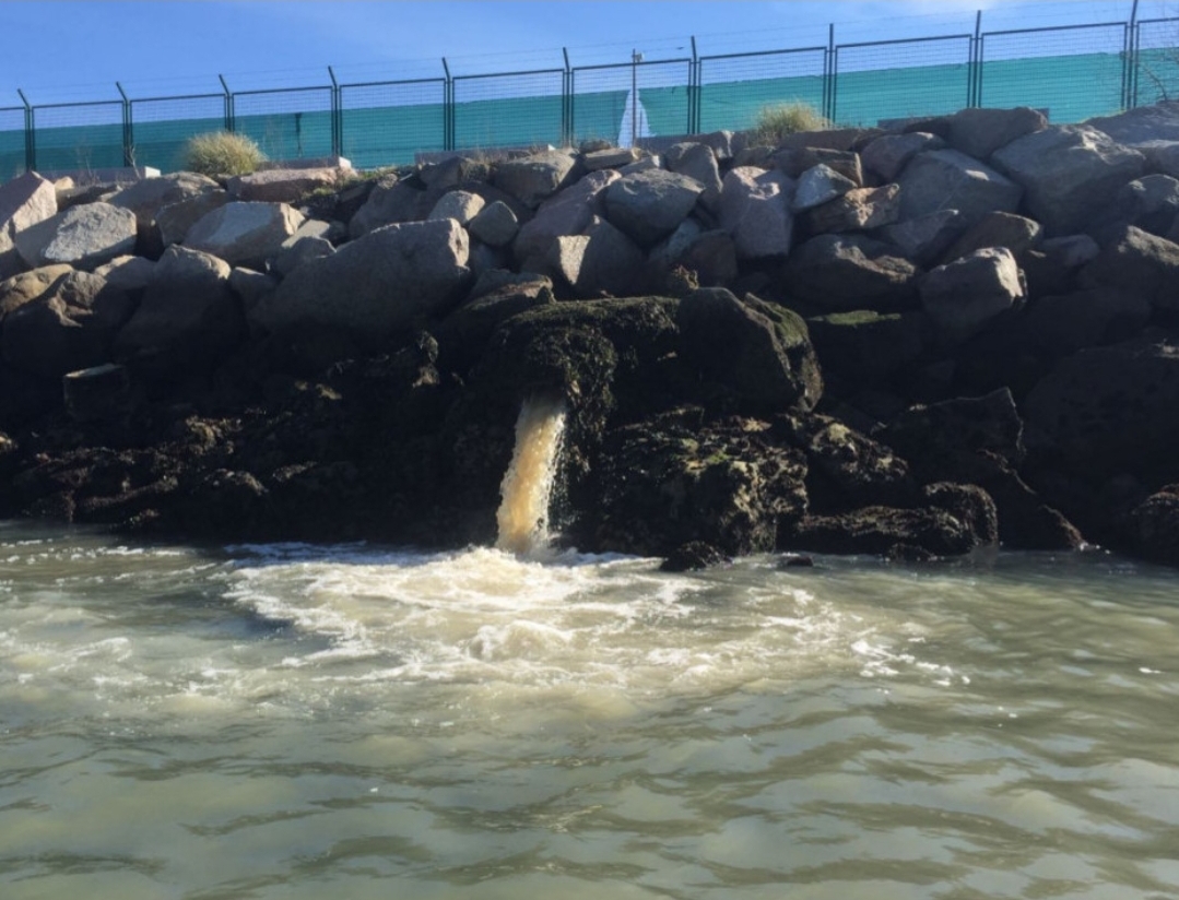 El alcalde niega que haya habido vertido alguno de aguas fecales a la Ría