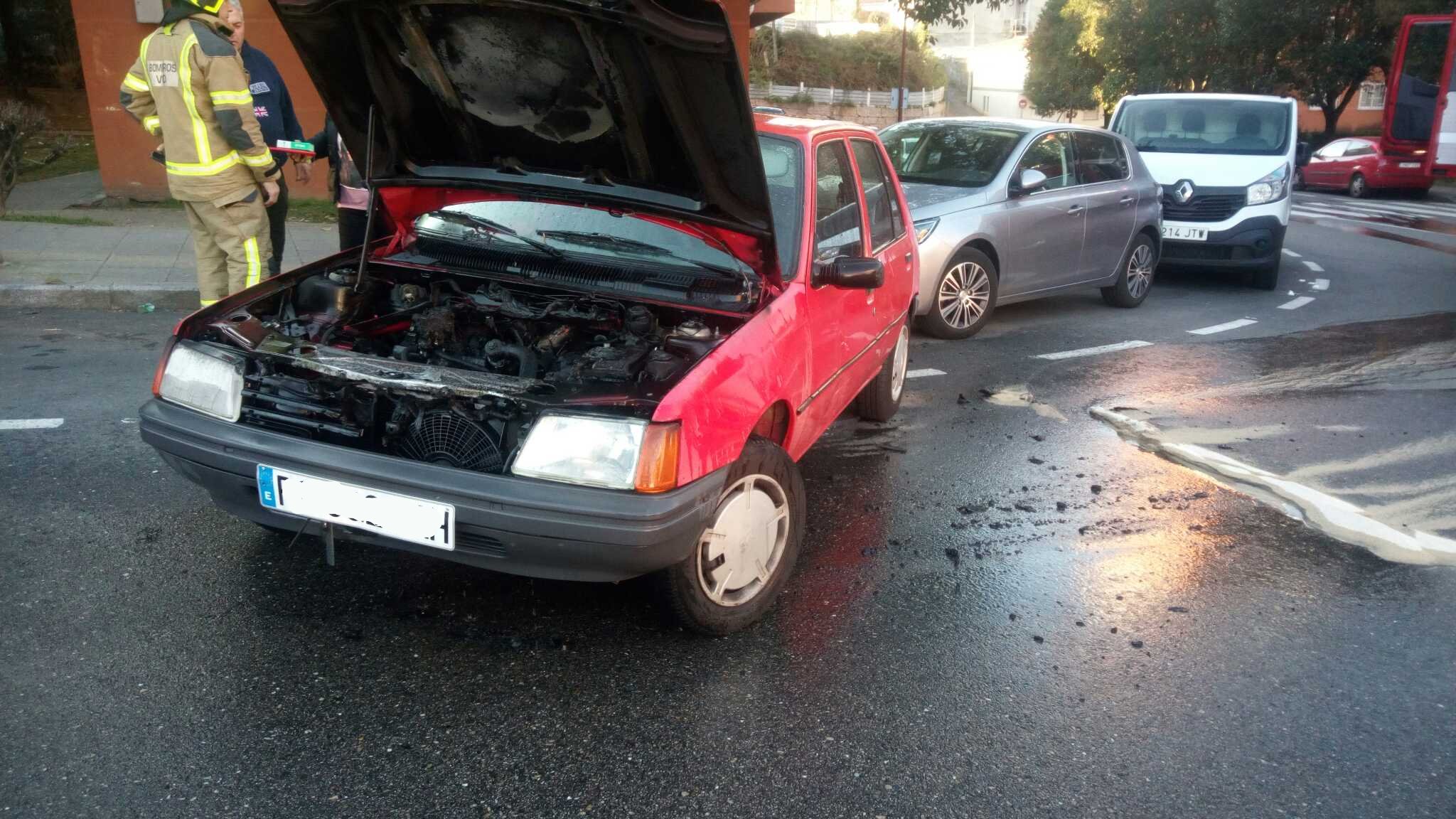 Arden otros dos coches en la ciudad