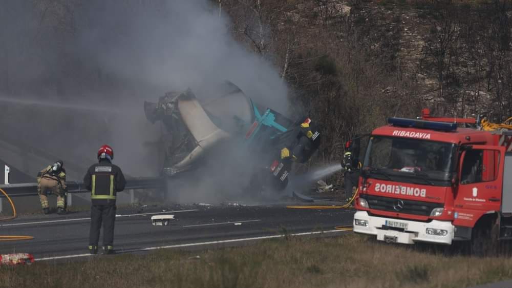 Cortan la A-52 en A Cañiza, tras volcar un camión con productos químicos