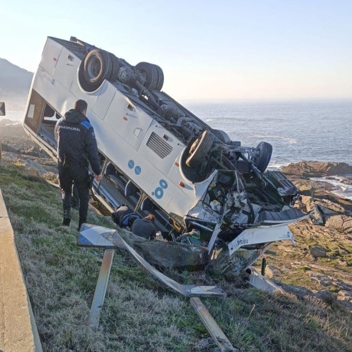 Un 'microbús' vuelca tras salirse de la calzada en Cabo Silleiro, Baiona