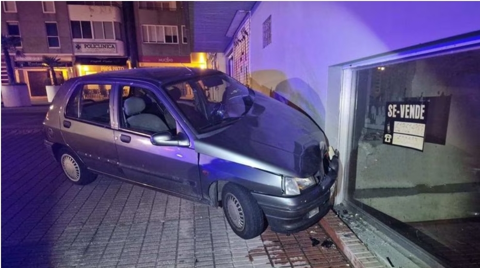 Empotra el coche contra un casa y se da a la fuga