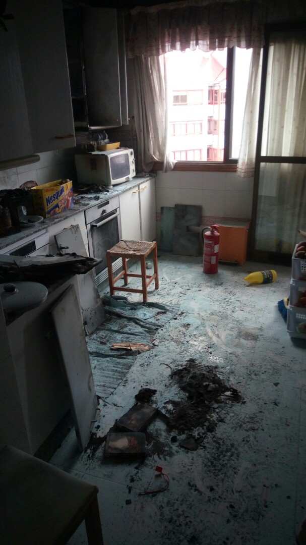Un incendio quema la cocina de un piso de Martínez Garrido, sin causar heridos