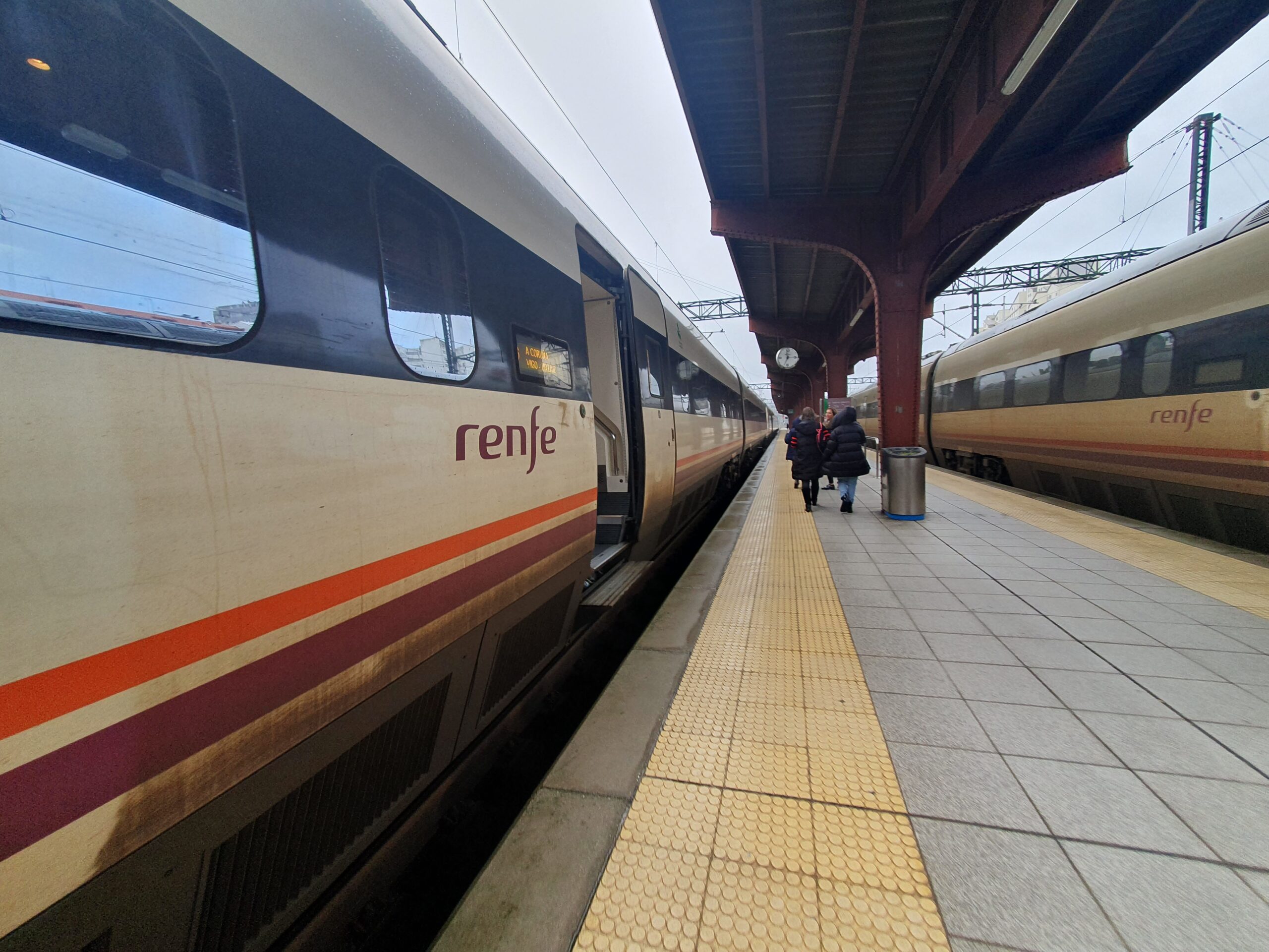 Nuevo retraso, esta vez de 1 hora y 20 minutos, en un tren Vigo-Coruña