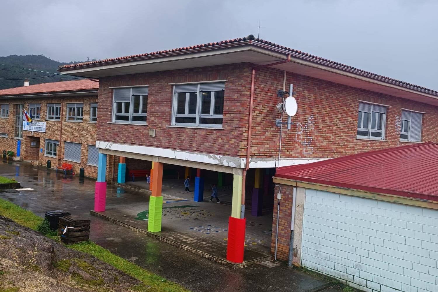 O Concello do Porriño repara de urxencia o tellado do colexio Cruz Budiño